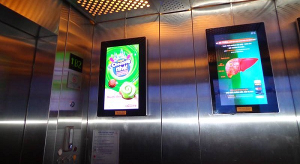 Màn hình quảng cáo trong thang máy đang tạo nên một cuộc "cách mạng" mới