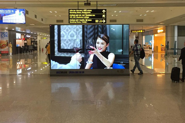 Màn hình quảng cáo sân bay được ứng dụng một cách rộng rãi