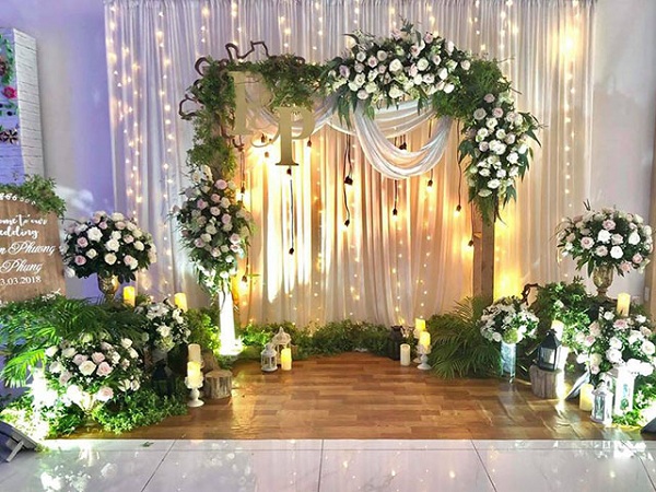Backdrop làm bằng hoa tươi/hoa giấy phù hợp cho những sự kiện tiệc cưới (hình minh họa)