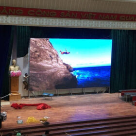 Cong-trinh-thi-cong-man-hinh-led-tai-son-la