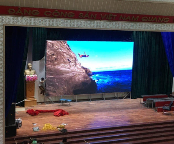 Cong-trinh-thi-cong-man-hinh-led-tai-son-la