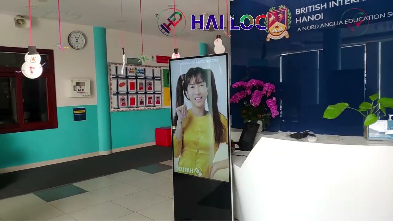 Thi công lắp chân đứng wifi quảng cáo màn hình 55 inch tại Trường British Long Biên - Hình ảnh dự án thực tế LED Hải Lộc thi công